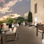 investisseur immobilier locatif-terrasse salon de jardin transat lampes allumés plantes ciel sombre