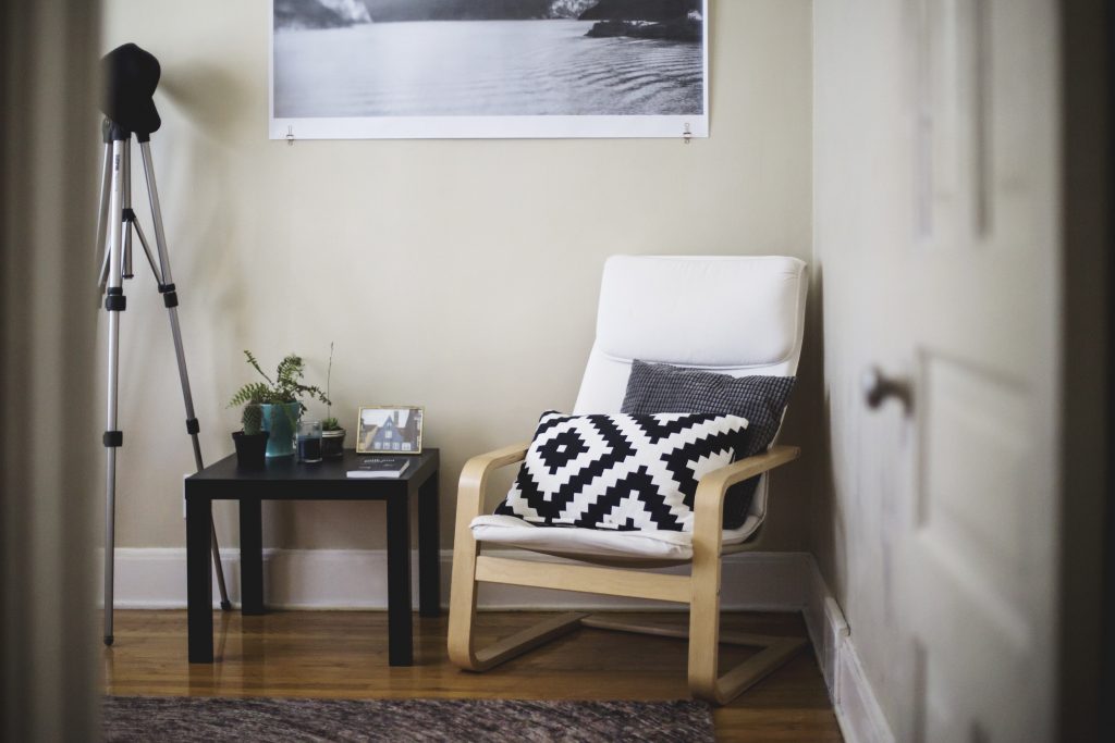 investissement locatif clé en main-pièce avec fauteuil table tableau tapis parquet