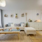 achat appartement Lyon-salon meublé parquet tapis plantes rideaux lampe allumée