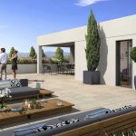 immobilier loi pinel-grande terrasse sur le toit salon de jardin table et chaises plantes couple ciel bleu