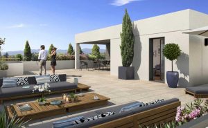 immobilier loi pinel-grande terrasse sur le toit salon de jardin table et chaises plantes couple ciel bleu