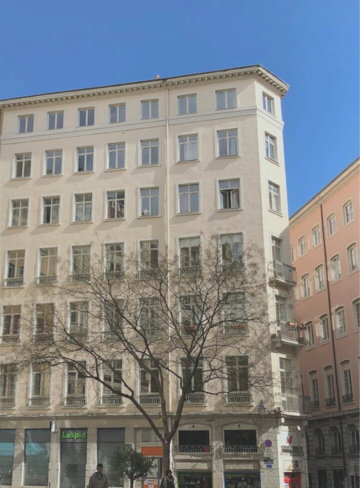investissement LMNP-façade immeuble ancien ciel bleu