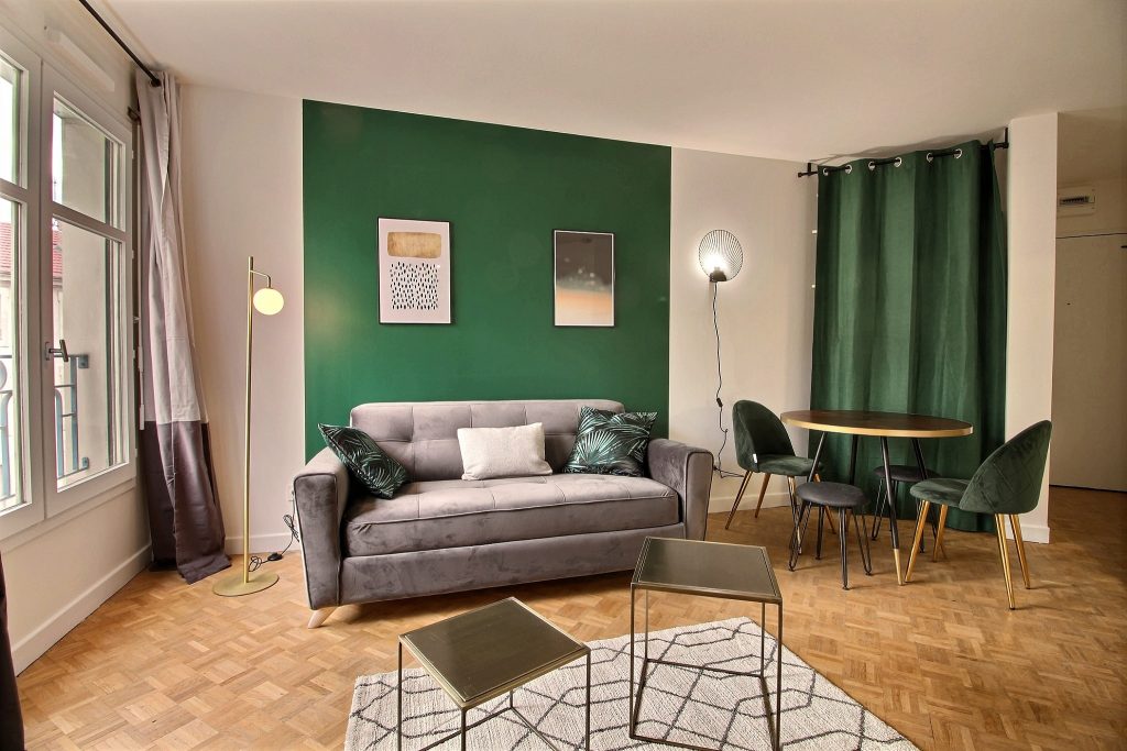 location meublée courte durée-salon meublé mur vert rideau vert parquet