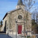 programmes neufs-centre village église arbres nus ciel bleu