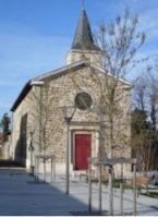 programmes neufs-centre village église arbres nus ciel bleu