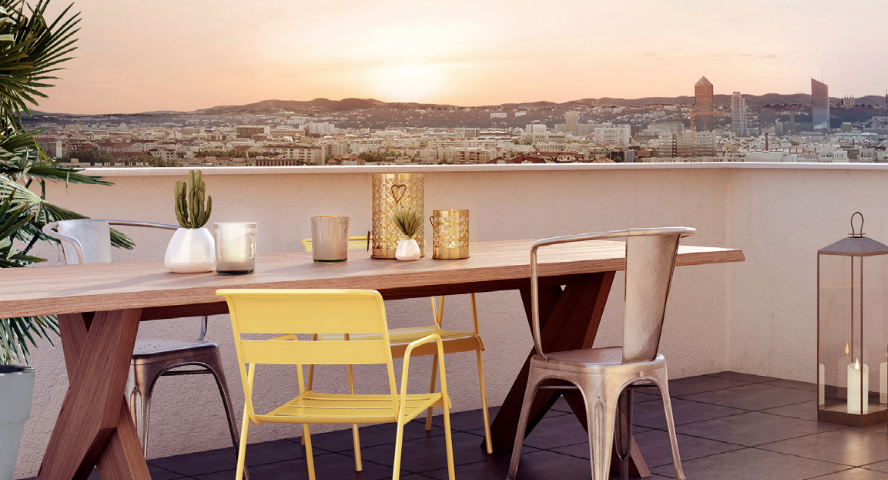 placement immobilier-terrasse vue sur la ville table chaises couché de soleil