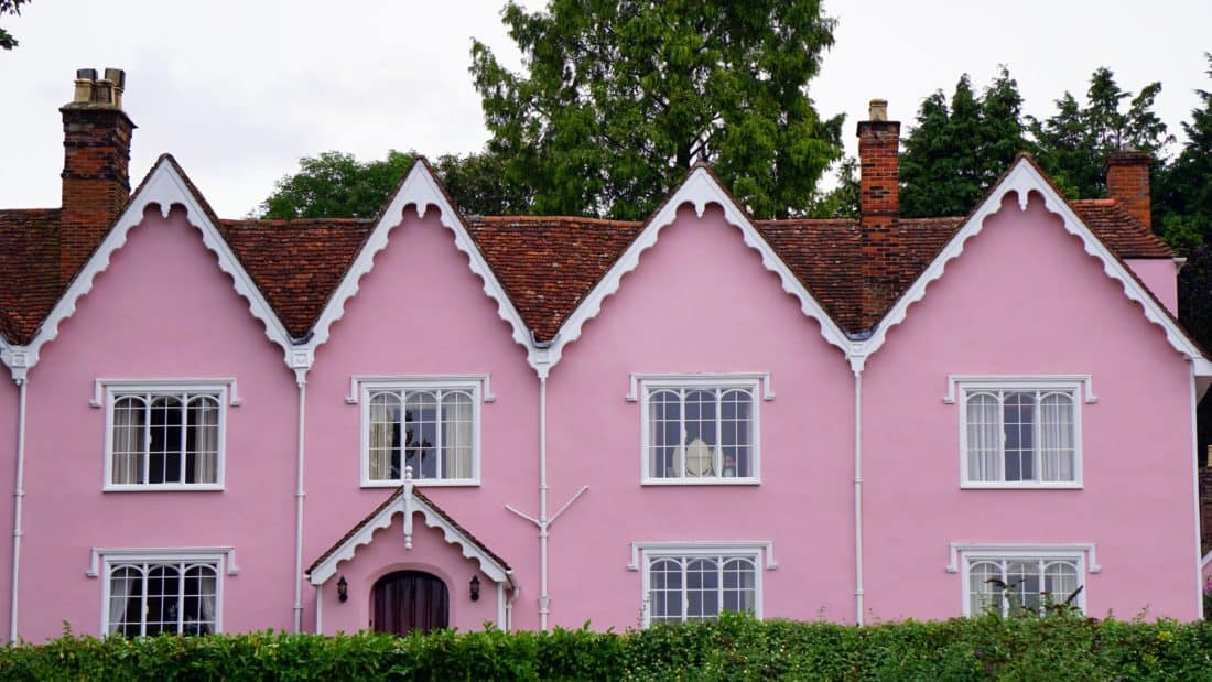 Partage de biens maison rose façade