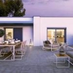 immobilier neuf lyon 3 montchat-grande terrasse meublée salon de jardin table et chaises ciel sombre