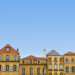 investissement locatif rhone-façades d'immeubles anciens ciel bleu