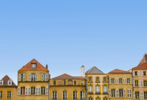 investissement locatif rhone-façades d'immeubles anciens ciel bleu