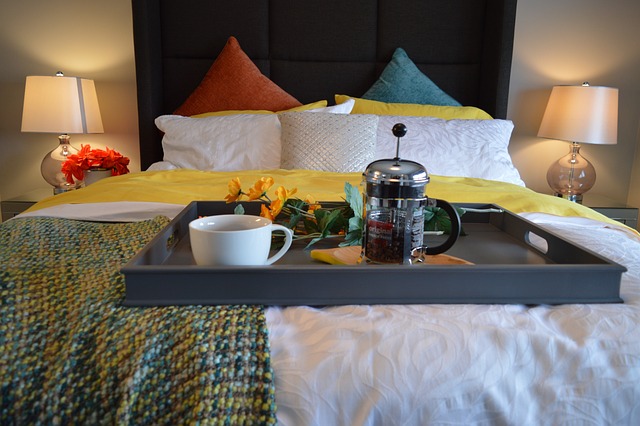 louer en airbnb est-ce rentable-petit dejeuner au lit
