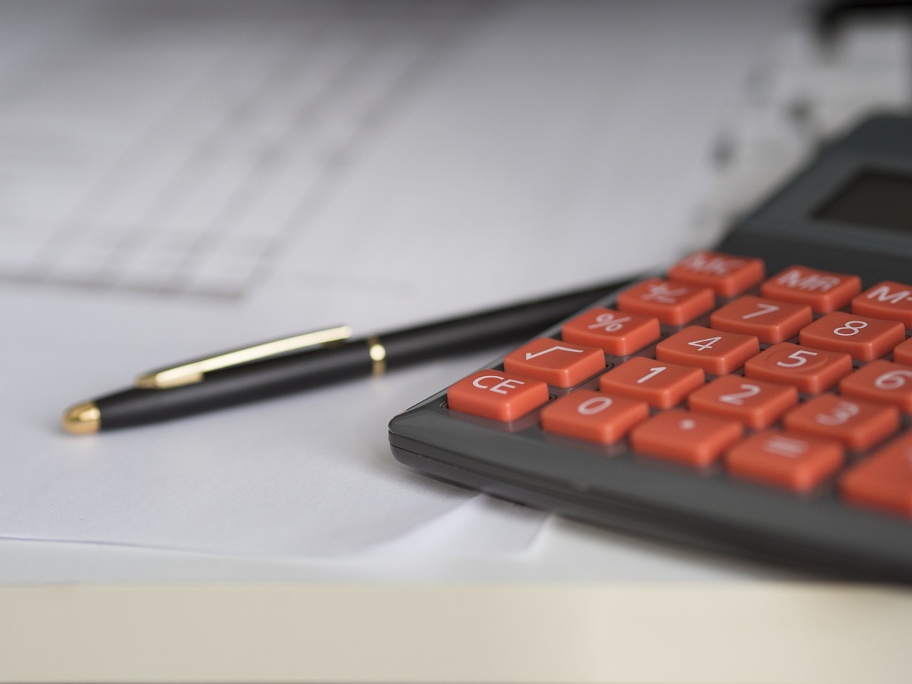assurance de prêt immobilier-calculatrice contrat stylo