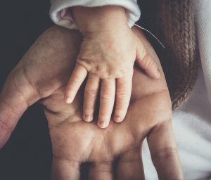 comment faire une donation d'un bien immobilier-main d'enfant dans une main d'adulte