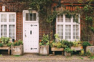 comment faire une donation d'un bien immobilier-entrée de maison fleurie