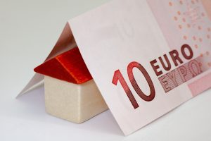 comment investir dans l'immobilier avec un petit budget-argent-euro-billet