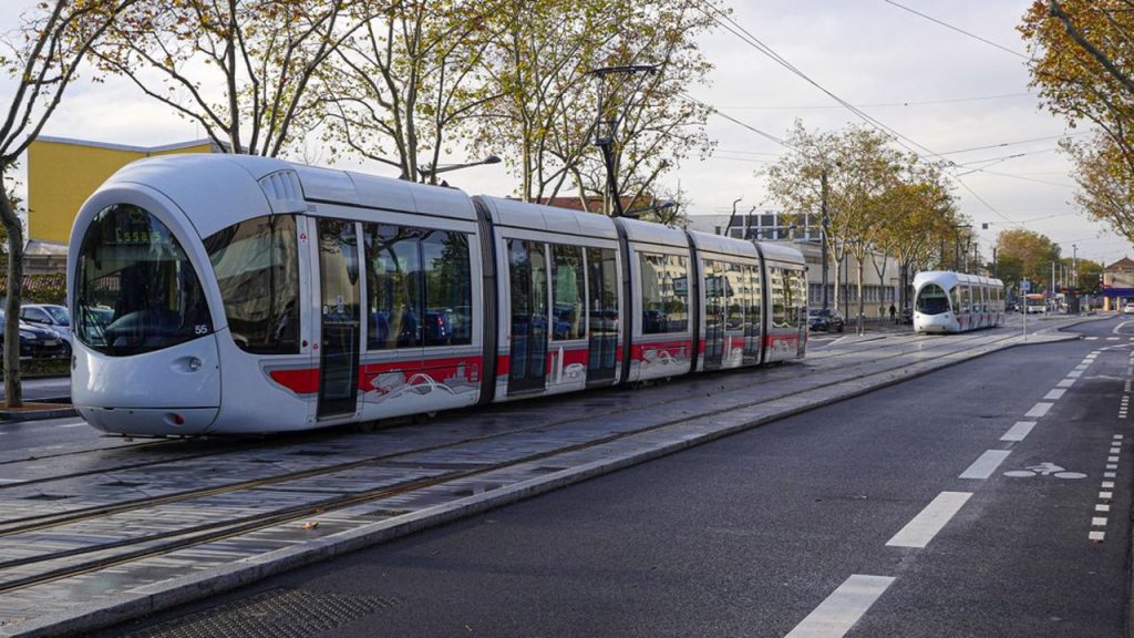 tramway t6- tramway en circulation
